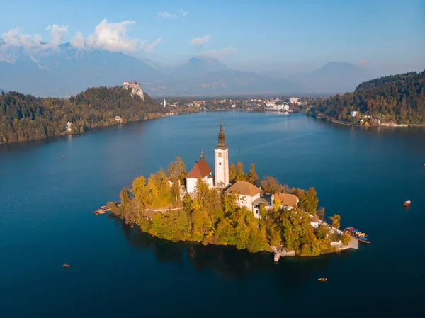 A légi felvétel a Bled-szigetre a Bled-tótól, és a Bledi várra és a hegyek a háttérben, Szlovénia. — Stock Fotó