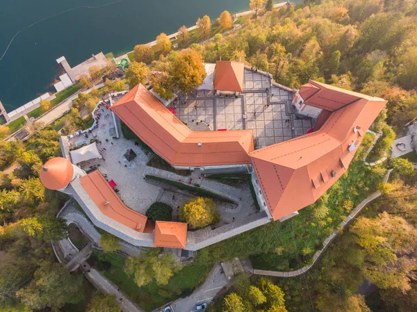 Vista dall'alto verso il basso del castello medievale sul lago di Bled in Slovenia in autunno . — Foto Stock