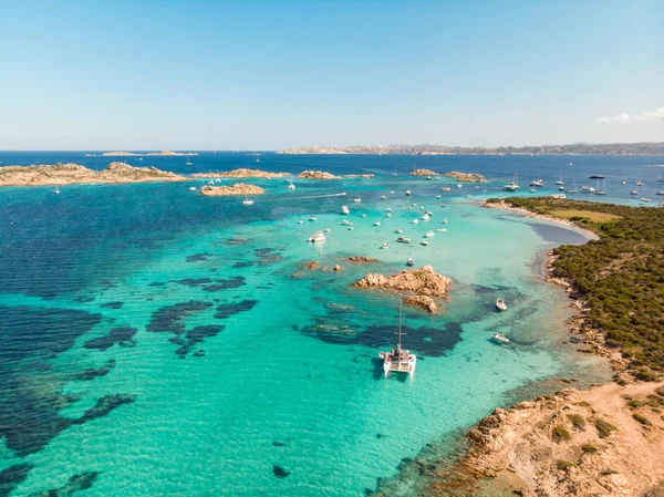 DRONY pohled katamarán plachetnice v souostroví Maddalena, Sardinie, Itálie. — Stock fotografie