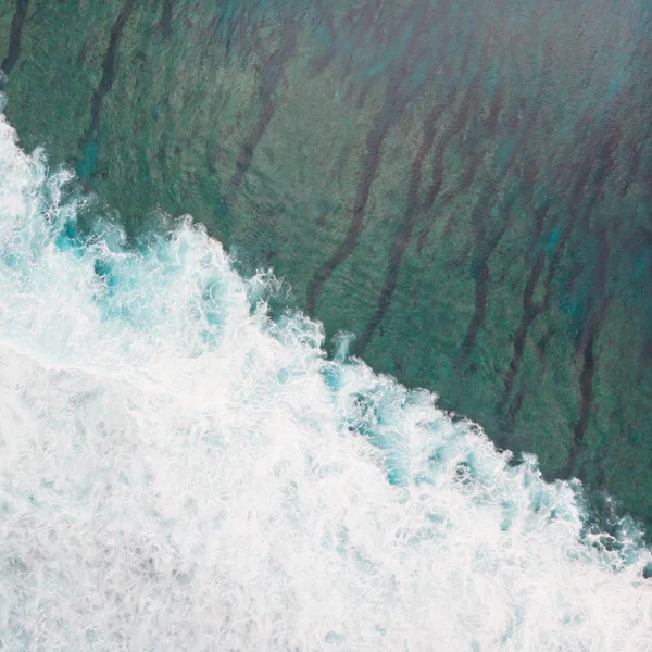 Foto aérea de la ola de frenado en el océano . — Foto de Stock