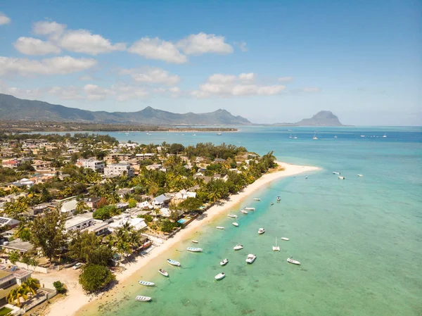 Felülről lefelé a légi felvétel a tropical beach, Black River, Mauritius Sziget. — Stock Fotó
