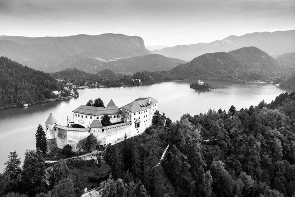 Średniowieczny zamek nad jeziorem Bled w Słowenii — Zdjęcie stockowe
