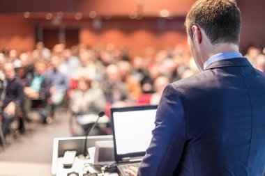 İş Etkinliği 'nde konuşma yapan konuşmacı.