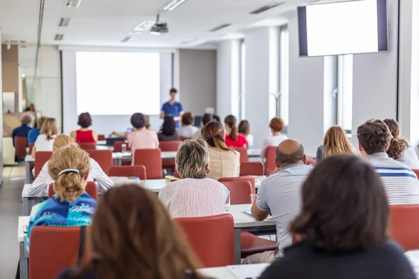 Akademischer Vortrag im Hörsaal der Universität. — Stockfoto