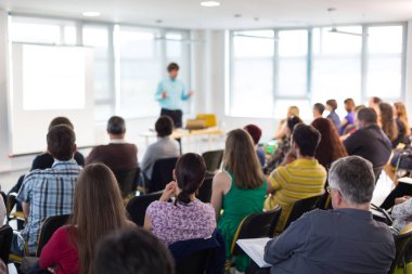İş konferansında konuşmacı sunum yapıyor.