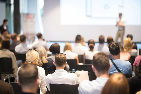 Prelegent biznesowy przemawiający na konferencji biznesowej. — Zdjęcie stockowe