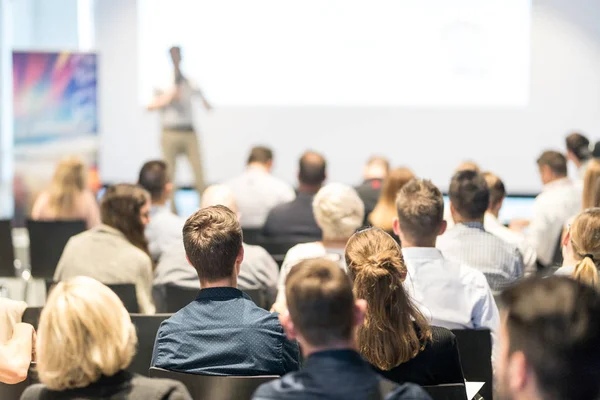 Företagare håller föredrag vid företagskonferensens evenemang. — Stockfoto