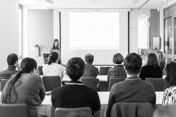 Kvinnan ger presentation i föreläsningssalen vid universitetet. — Stockfoto