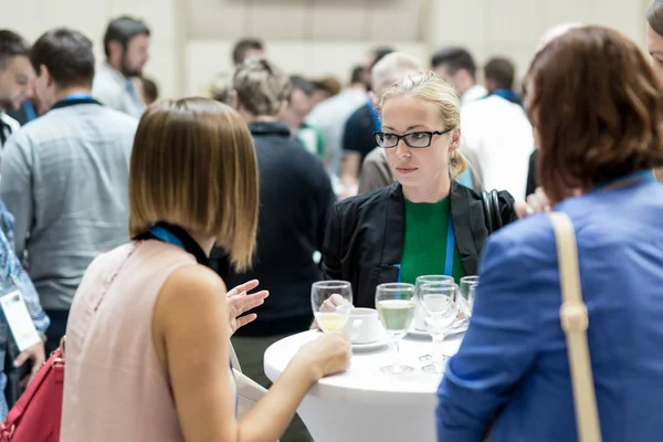 Menschen interagieren während der Kaffeepause auf medizinischen oder wissenschaftlichen Konferenzen. — Stockfoto