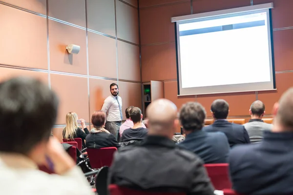 Skiled Public Speaker Giving a Talk at Business Meeting. — Stock Photo, Image