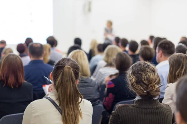 Mulher dando apresentação em conferência de negócios. — Fotografia de Stock