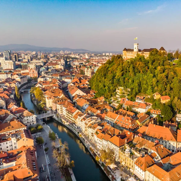 Stadtbild von Ljubljana, der Hauptstadt Sloweniens in der warmen Nachmittagssonne. — Stockfoto