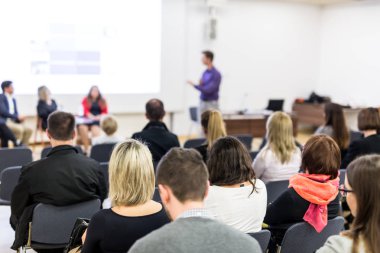 Konferans salonunda iş konferansına katılan seyirciler.
