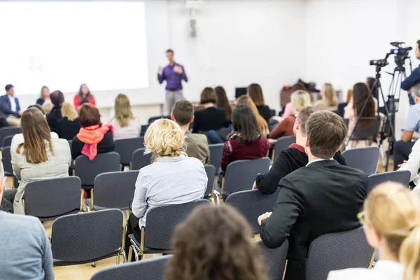 Medieninterview und Diskussionsrunde auf populärwissenschaftlicher Konferenz. — Stockfoto