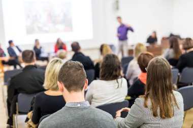 Konferans salonunda iş konferansına katılan seyirciler.