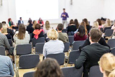 Konferans salonunda iş konferansına katılan seyirciler.