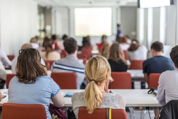 Akademicki prezentacji w sali wykładowej na Uniwersytecie. — Zdjęcie stockowe