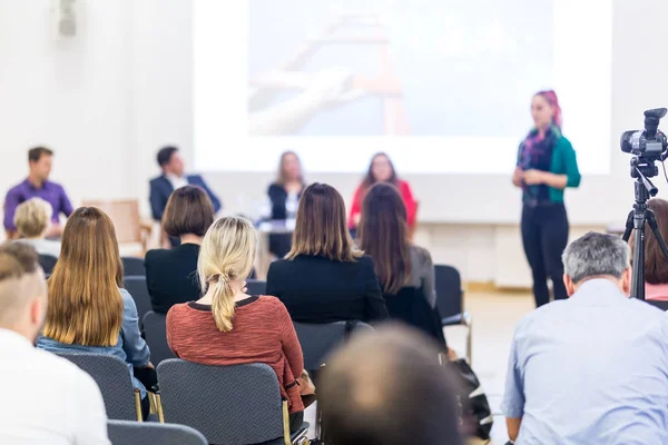 Mujer dando presentación sobre taller de conferencia de negocios. — Foto de Stock