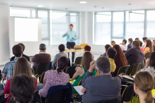 Referent hält Vortrag auf Wirtschaftskonferenz. — Stockfoto