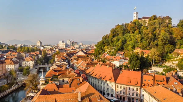 Město Lublaň, hlavní město Slovinska v teplém odpoledním slunci. — Stock fotografie