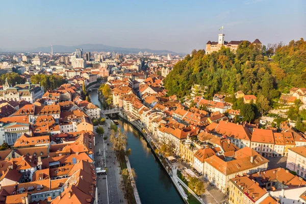 Ljubljana şehri, Slovenya 'nın başkenti sıcak öğleden sonra güneşinde. — Stok fotoğraf