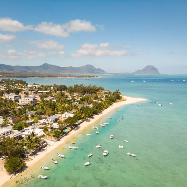 Shora dolů letecký pohled na tropické pláži v černé řeky, Ostrov Mauritius. — Stock fotografie