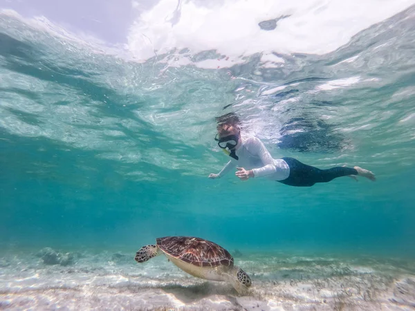 Vrouw op vakantie dragen snokeling masker zwemmen met zeeschildpadden in turquoise blauwe water van de Gili-eilanden, Indonesië. Onderwater foto. — Stockfoto