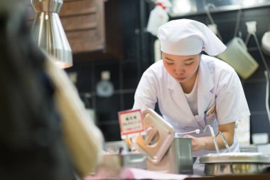 Japon ramen şefleri Kyoto, Japonya 'da müşteriler için ramen noodle yapılan geleneksel ev bir kase hazırlamak.