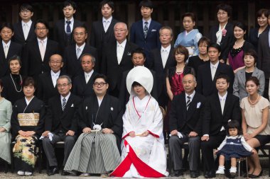 Damat ve gelin, Aile ve misafirler Meiji de geleneksel Japon düğün katılıyor resmi grup fotoğraf töreni-Jingu Shrine intokyo, Japonya.