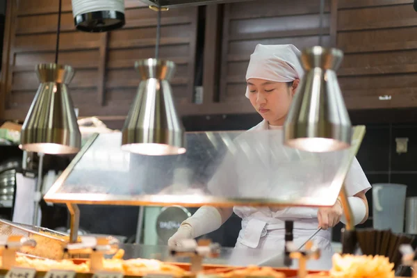日本のラーメンシェフが、京都のお客様に伝統的な自家製ラーメンの丼を用意します。. — ストック写真