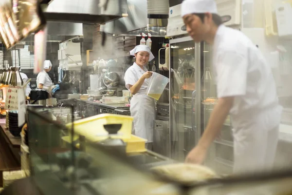 Chefs japoneses de Ramen preparan un tazón de fideos de ramen caseros tradicionales para los clientes en Kyoto, Japón . —  Fotos de Stock