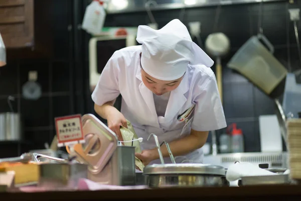 日本拉面厨师为日本京都的顾客准备了一碗传统的自制拉面. — 图库照片