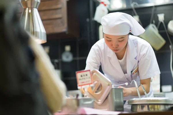 日本のラーメンシェフが、京都のお客様に伝統的な自家製ラーメンの丼を用意します。. ロイヤリティフリーのストック写真