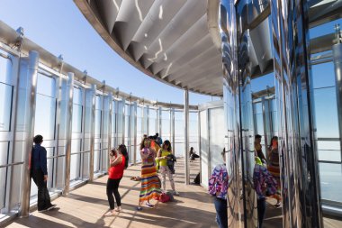 Turistler dünyanın en yüksek binanın gözlem güverte üst fotoğraf çekerken, Burj Khalifa Dubai, BAE