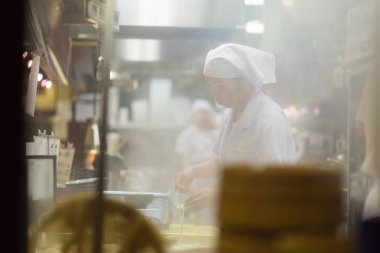 Japon ramen şefleri Kyoto, Japonya 'da müşteriler için ramen noodle yapılan geleneksel ev bir kase hazırlamak.