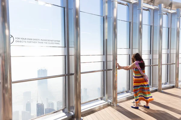 Las mujeres turistas que tienen miedo de la altura en la parte superior de la plataforma de observación del edificio más alto del mundo, Burj Khalifa en Dubai, Emiratos Árabes Unidos . —  Fotos de Stock