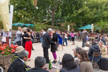 Açık havada birinde pek çok yaz etkinlikleri, Berlin, Almanya üzerinde 28 Eylül, 2016'şehir meydanında dans salsa insanlar.