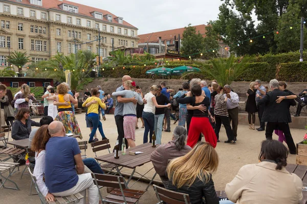 Lidé tančí salsu venku na náměstí, na jednom z mnoha letních akcí v Berlíně na 28 září 2016. — Stock fotografie