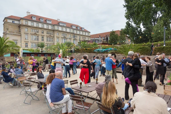Lidé tančí salsu venku na náměstí, na jednom z mnoha letních akcí v Berlíně na 28 září 2016. — Stock fotografie