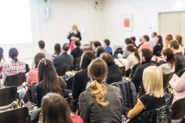 İş konferansı atölyesinde sunum yapan kadın.