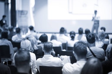 İş konuşmacısı iş konferansında konuşma yapacak..