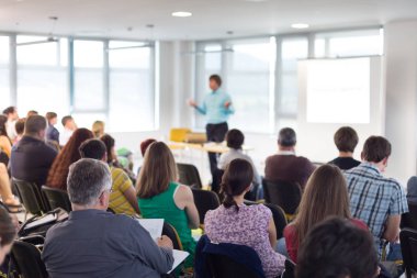 İş konferansında konuşmacı sunum yapıyor.