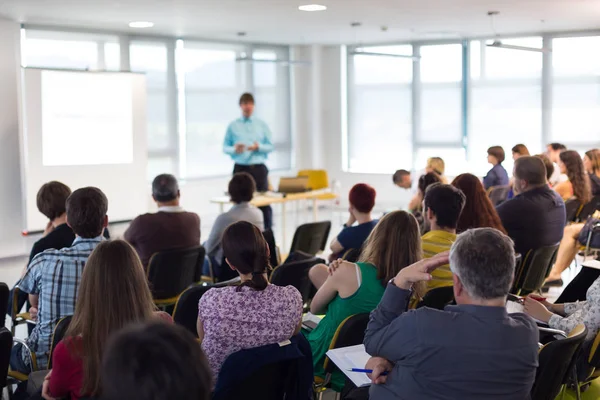 Conférencier donnant une présentation sur conférence d'affaires. — Photo