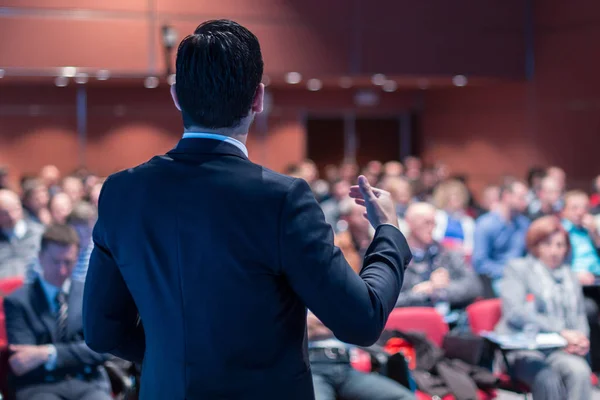 Orador público dando palestra no evento de negócios. — Fotografia de Stock