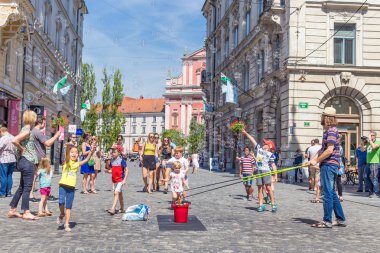 Sabun köpüğü gerçekleştirme kentsel sokak sanatçı göster: Slovence sermaye Ljubljana ortaçağ şehir merkezinde çocuklar için