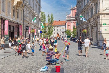 Sabun köpüğü gerçekleştirme kentsel sokak sanatçı göster: Slovence sermaye Ljubljana ortaçağ şehir merkezinde çocuklar için