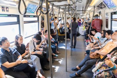 Passenegers Bangkok, Tayland için şehir metroyla commuting süre onların hareket eden telefon aygıt kullanma