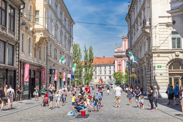 Urban street umělec výkonu mýdlová bublina show pro děti v centru středověkého města kapitálu Slovinská Lublaň — Stock fotografie