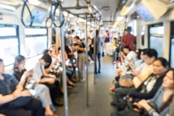 Blaues Bild von nicht wiederzuerkennenden Asiaten, die mit der städtischen U-Bahn pendeln. — Stockfoto