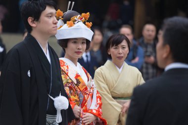 Genç mutlu damat ve gelin 23 Kasım 2013 tarihinde Tokyo, Japonya'da Meiji jingu Tapınak, Japon geleneksel düğün töreni sırasında.